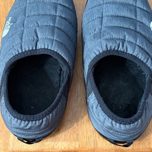 The North Face men’s Gray Quilted Slippers, size 7 main image 6